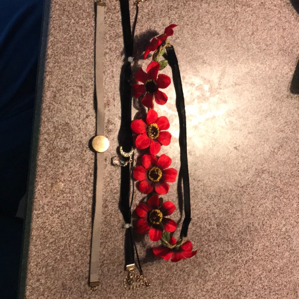 2 Choker Pck and flower head band
